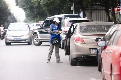 马路边占道停车